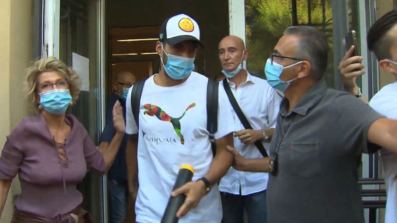 Suárez saliendo del examen de nacionalidad. Imagen de Fox Sport.